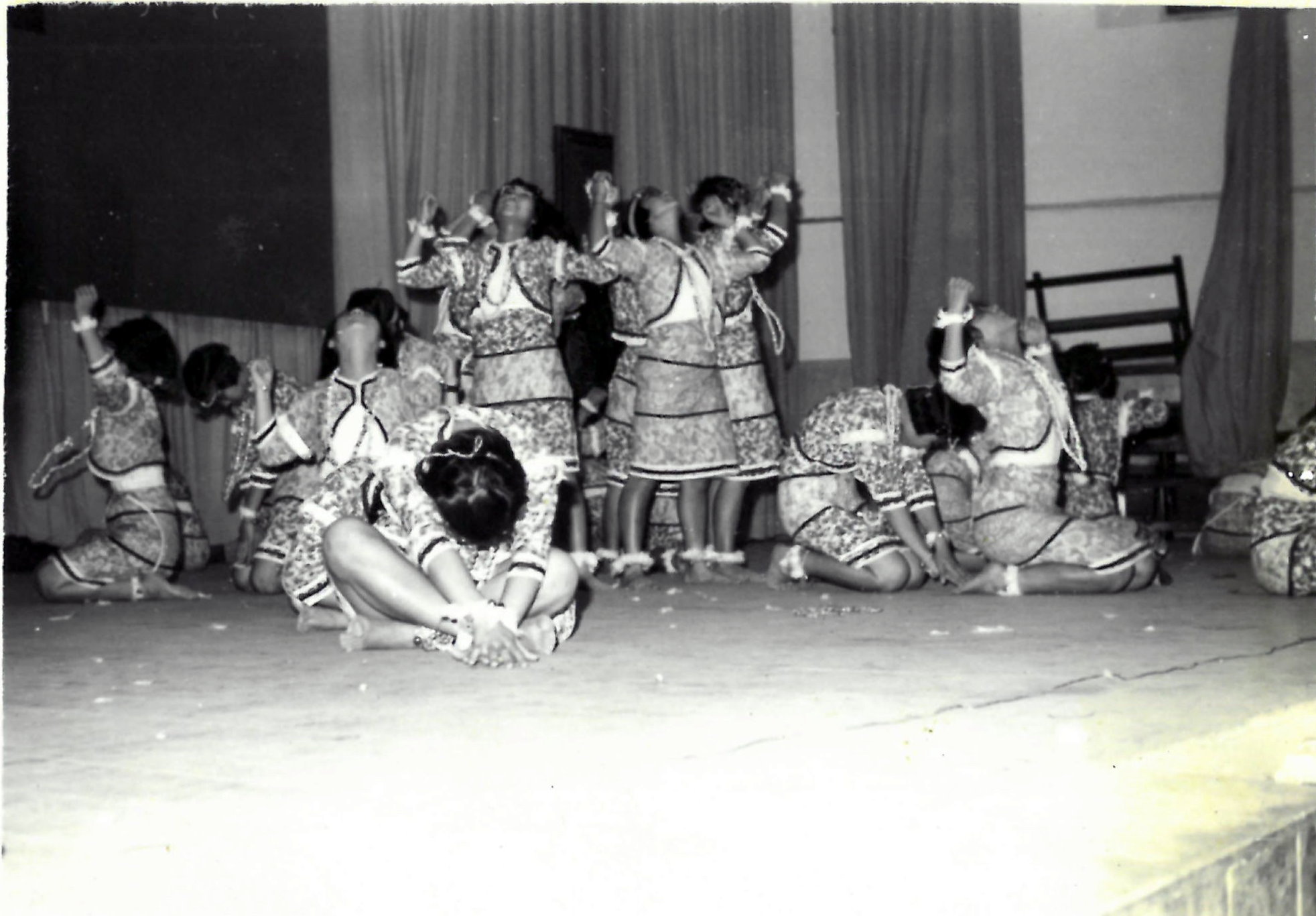 158.53年5月xx日 本校女生舞編隊參加全縣民族舞蹈比賽榮獲冠軍